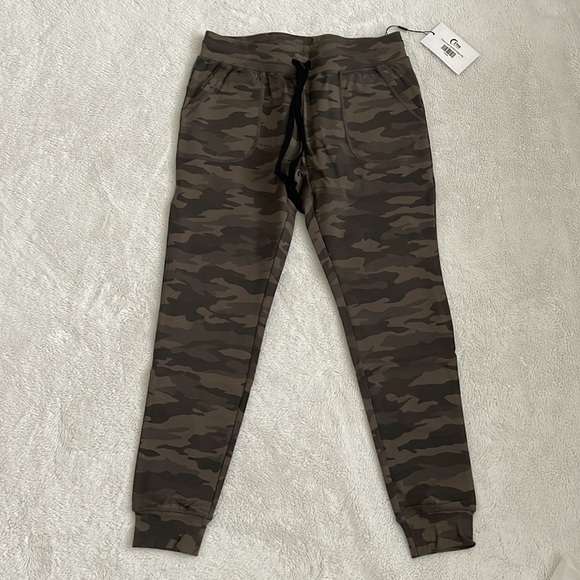 Zyia Green Camo Unwind Jogger, Medium (6-8) - Picture 12 of 16